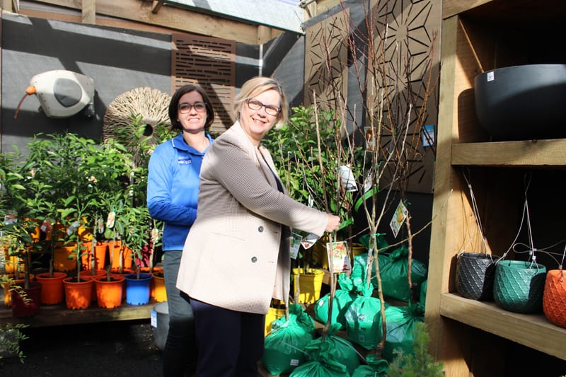 Latest fruit fly defence gets hand delivered post image